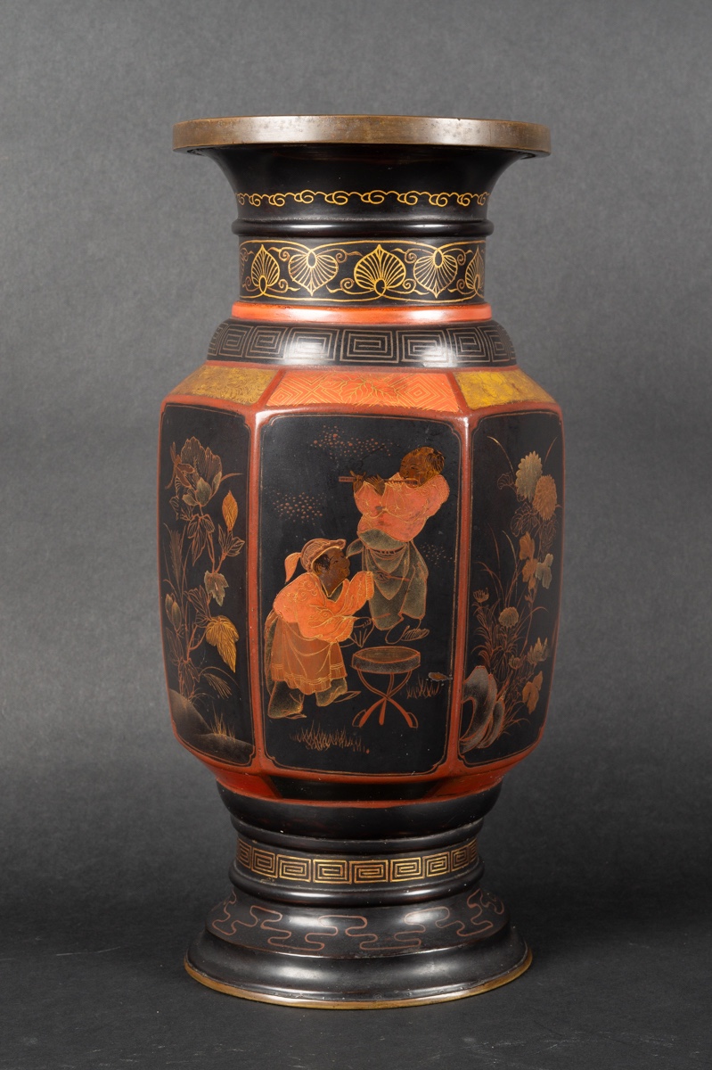 Vase en bronze décoré de laque, Chine/Japon, XIXe siècle. 