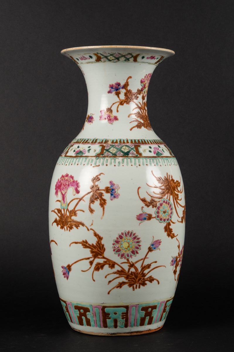 Famille Rose Flower Vase, China, Qing Dynasty, 19th Century.