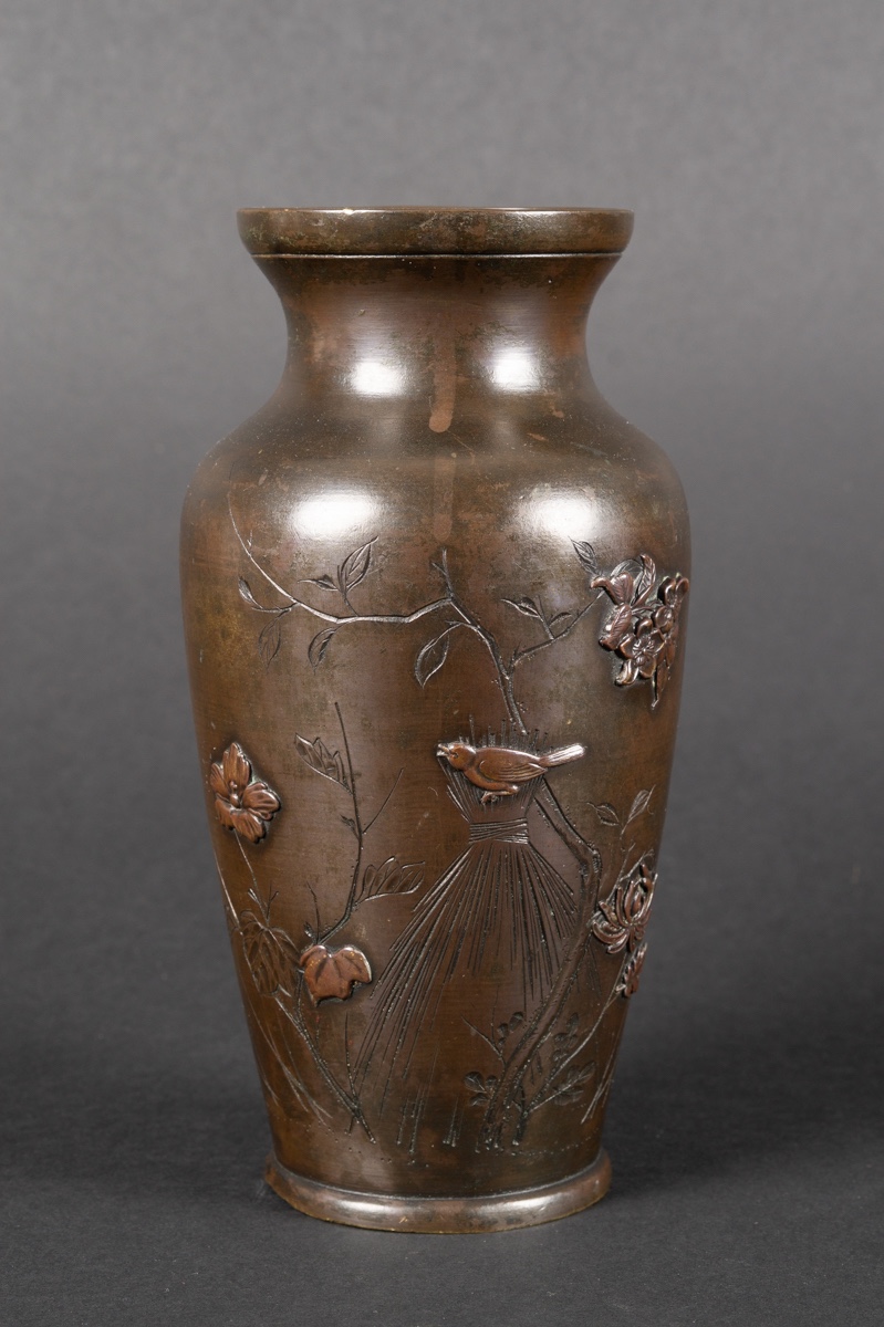 Vase avec oiseaux et fleurs, bronze, Japon, époque Meiji (1868-1912). 