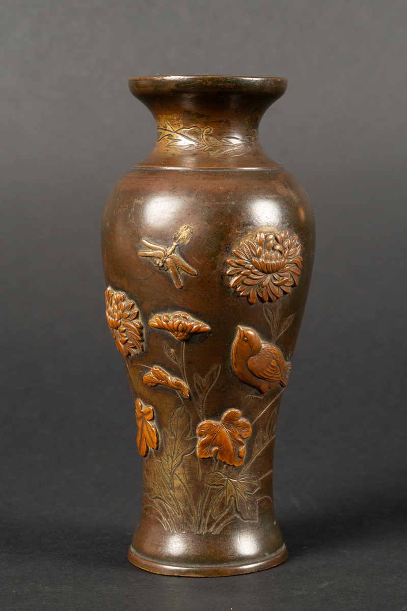 Vase avec libellule, bronze et cuivre, Japon, ère Meiji (1868-1912).  