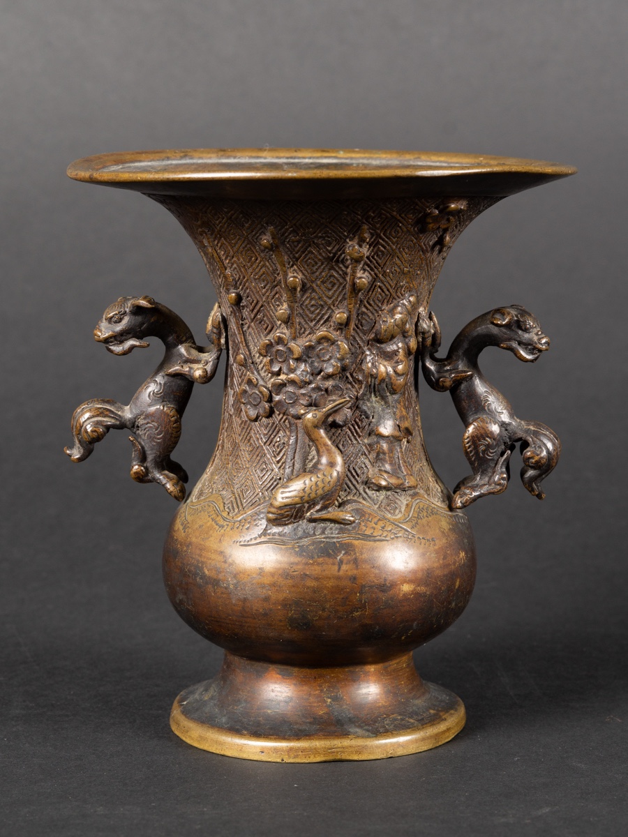 Vase avec grue et couple de shishi, Japon, période Edo, XVIIe-XVIIIe siècle.    