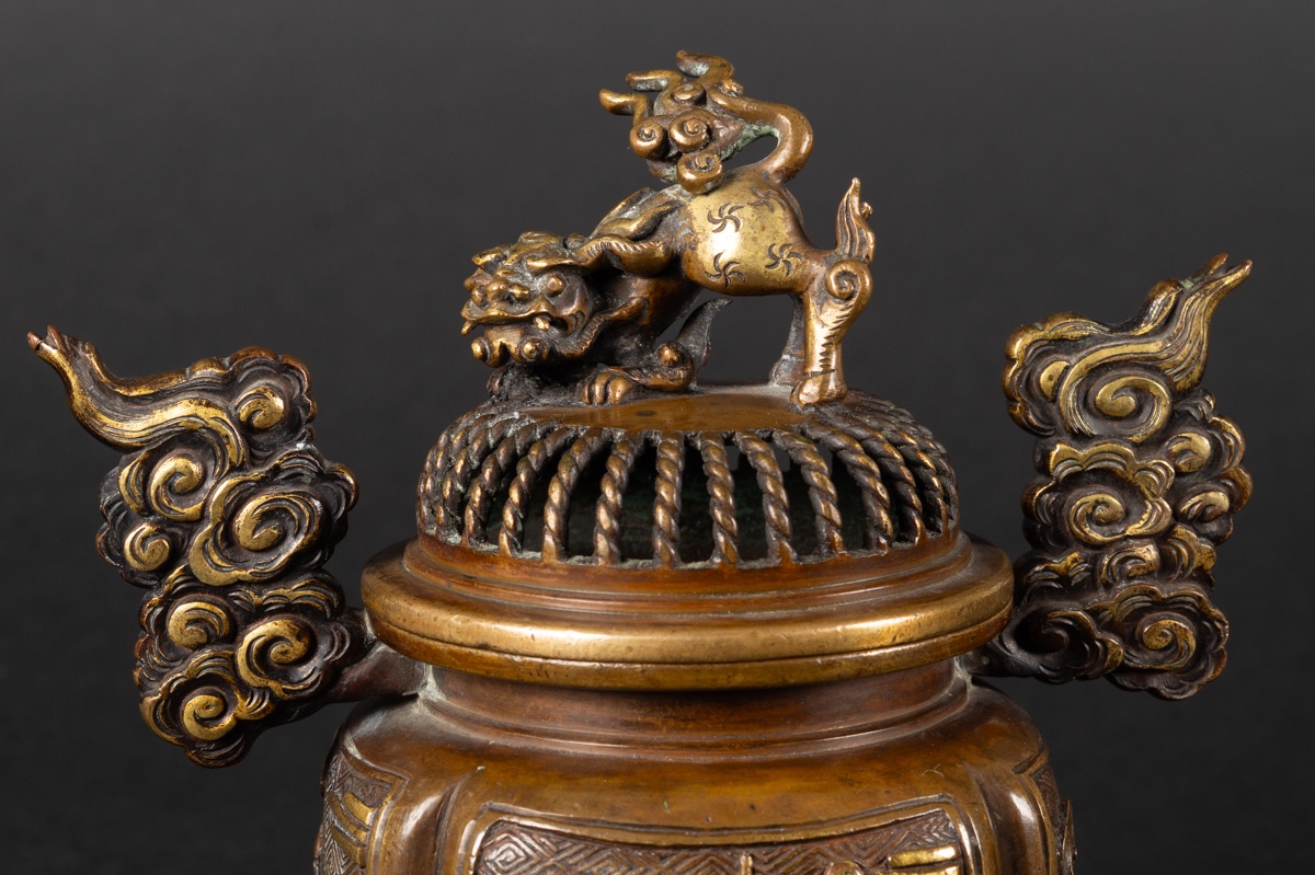 Brûle-parfum avec chien Foo, signature Xuande, Chine, dynastie Qing, XIXe siècle.  -photo-1
