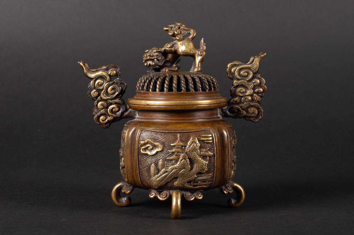 Brûle-parfum avec chien Foo, signature Xuande, Chine, dynastie Qing, XIXe siècle.  