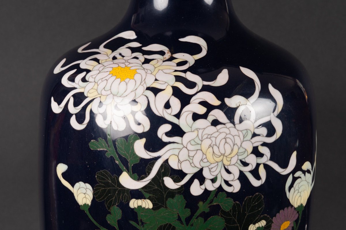 Grand vase en cloisonné avec fleurs, Japon, ère Meiji (1868-1912).  -photo-1