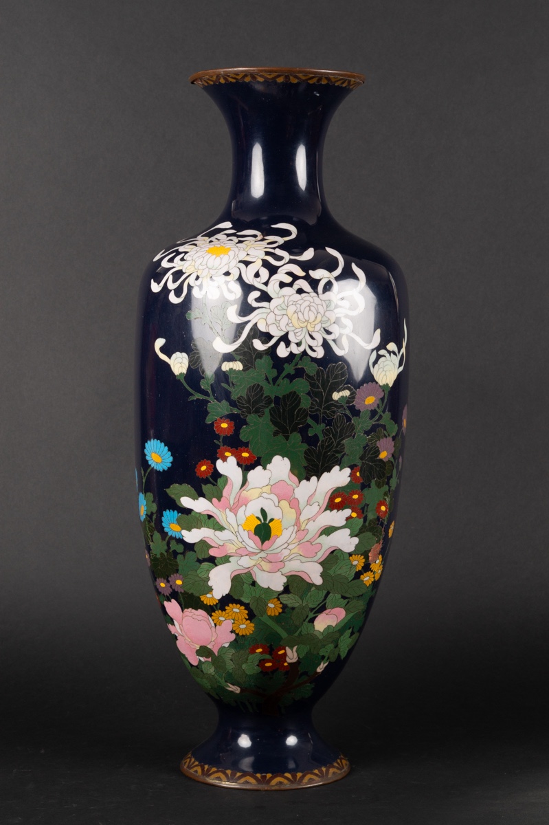 Grand vase en cloisonné avec fleurs, Japon, ère Meiji (1868-1912).  