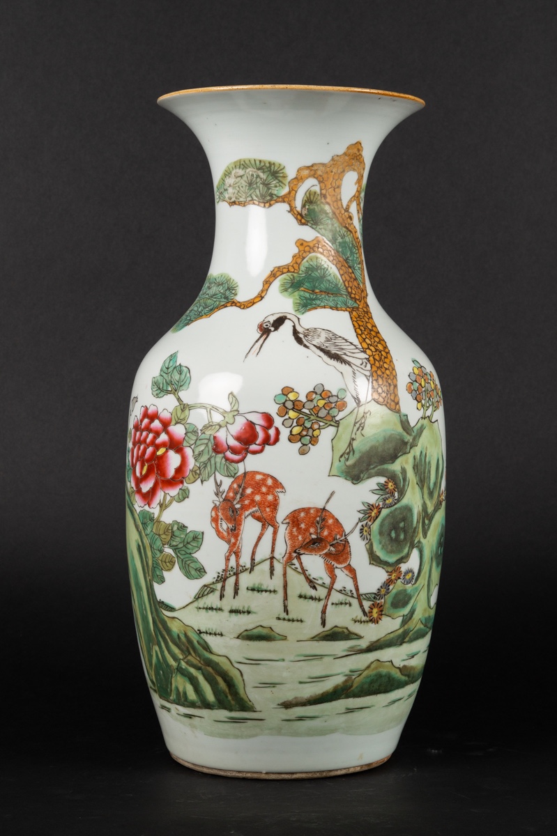 Vase avec des cerfs et une grue, Chine, début du XXe siècle.  