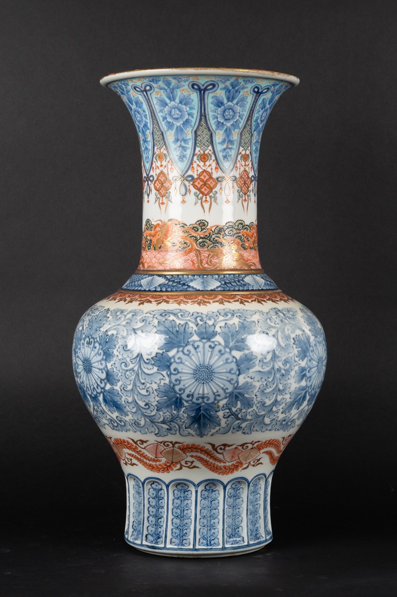 Vase With Phoenixes, Yamamoto, Arita - Imari, Japan, Meiji Period (1868-1912).