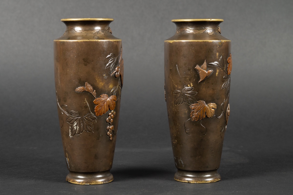 Paire de petits vases avec des hérons, bronze, Japon, ère Meiji (1868-1912).  -photo-2