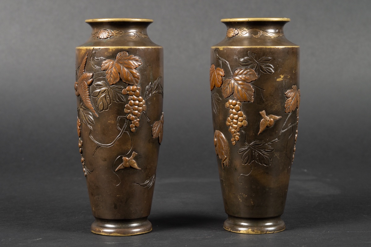 Paire de petits vases avec des hérons, bronze, Japon, ère Meiji (1868-1912).  -photo-1