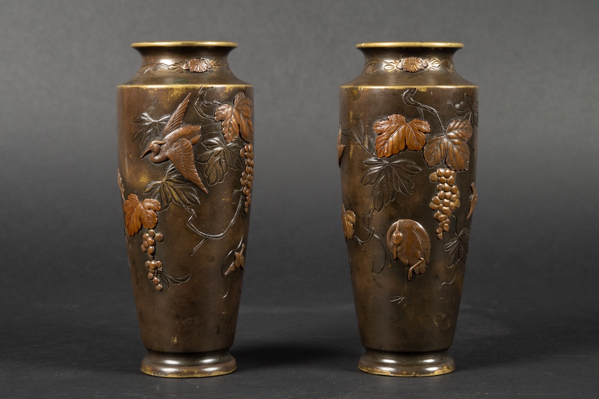 Paire de petits vases avec des hérons, bronze, Japon, ère Meiji (1868-1912).  