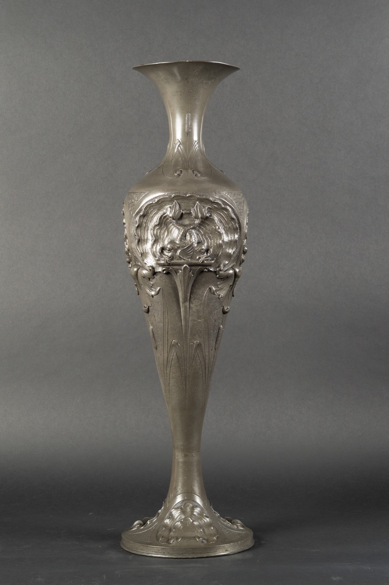 Grand vase, Art nouveau, étain, André Villien, Paris, début du XXe siècle. 