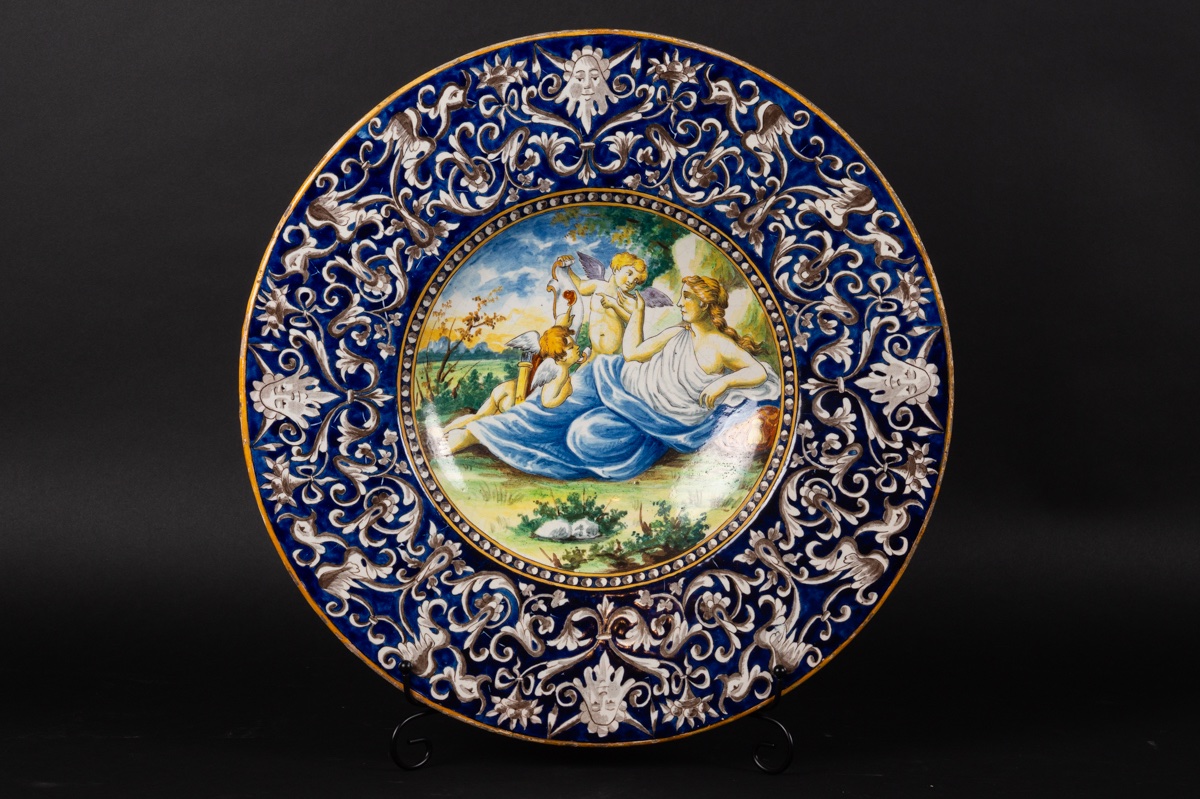 Plate - Venus And The Cupids, Majolica, Italy / France, 19th Century. 