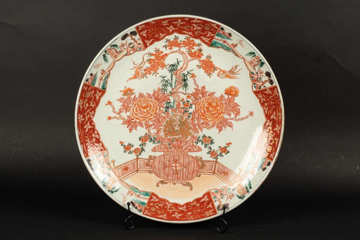 Grand Plat Avec Panier De Fleurs, Japon, Arita, Période Edo, XVIIIe / XIXe Siècle.  
