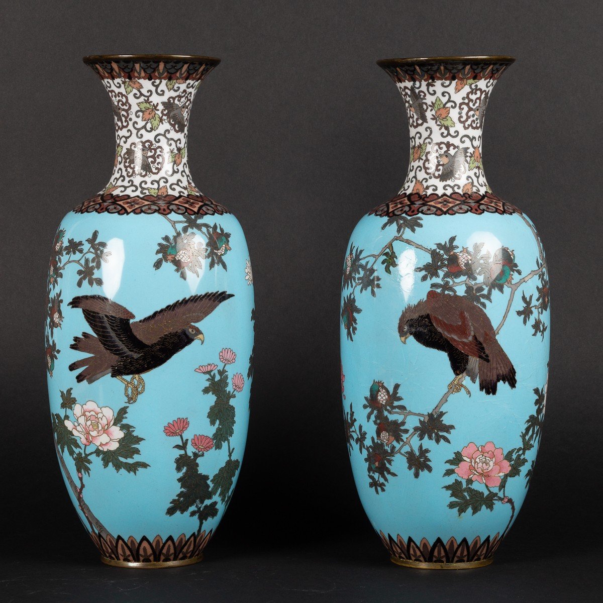 Paire De Grands Vases Cloisonnés Avec Des Aigles, Shippo-yaki, Japon, ère Meiji (1868-1912)