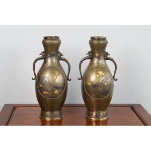 Paire De Vases Incrustés, Bronze - Argent - Or, Japon, ère Meiji (1868-1912). 