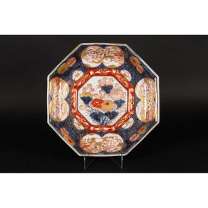 Plat à Fleurs Et Chien Foo, Arita - Imari, Japon, Edo, XVIIIe Siècle.  