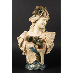 Buste d'une femme souriante, Royal Dux, Bohême, vers 1900.  