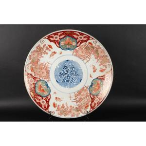 Plat avec des papillons, Arita - Imari, époque Meiji, fin du XIXe siècle.  