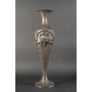 Grand vase, Art nouveau, étain, André Villien, Paris, début du XXe siècle. 
