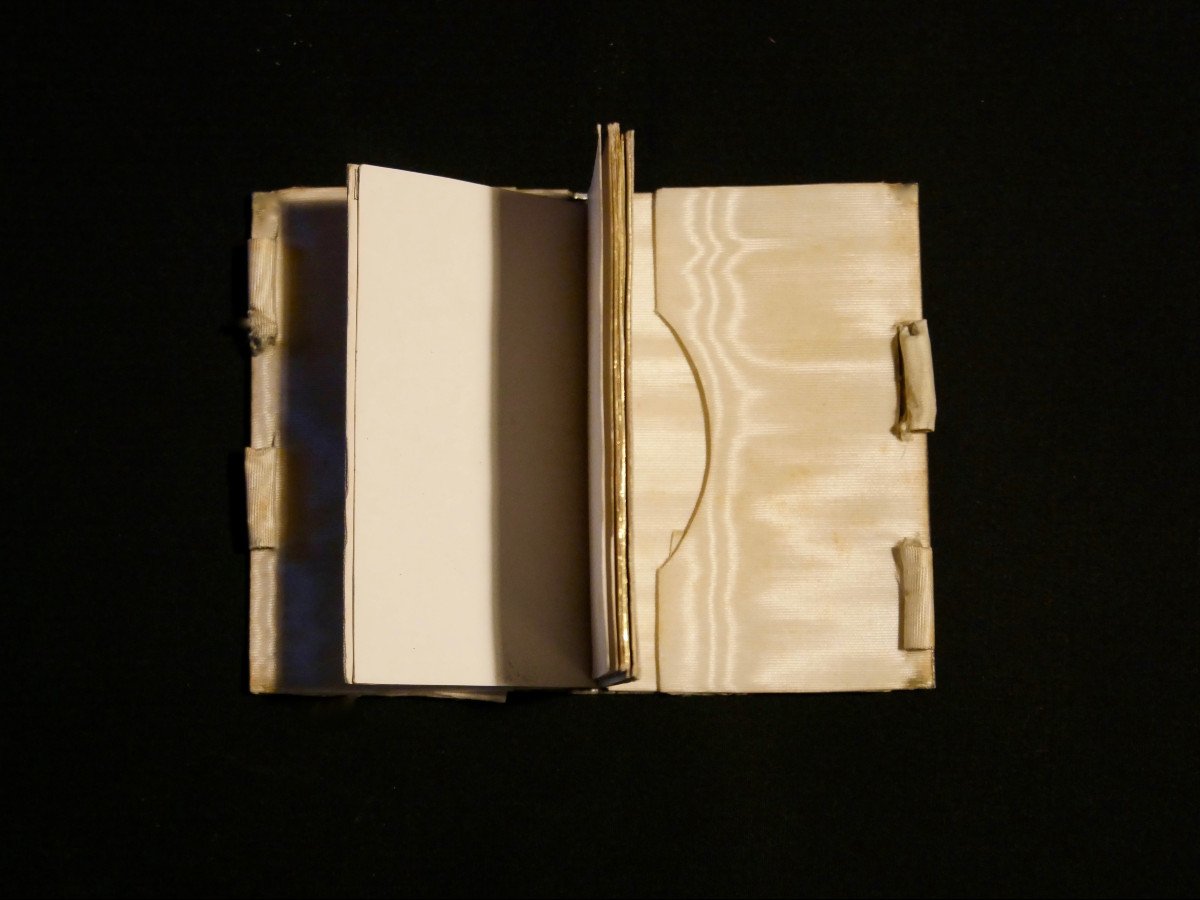Mother-of-pearl And Silver Ball Book-photo-4