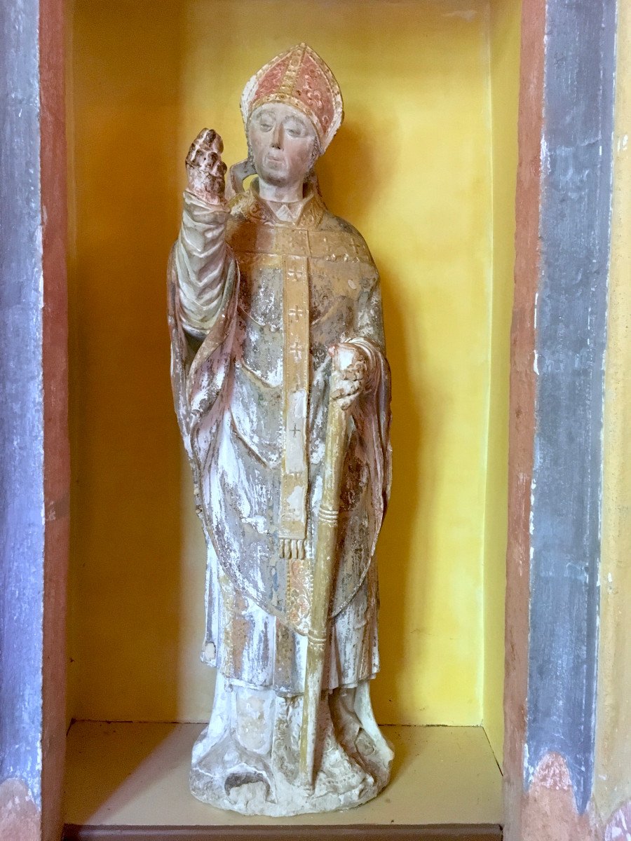 Statue De Saint Remi En Pierre Du Bourbonais Polychrome. France Fin XIIIe - Début XIVe. 
