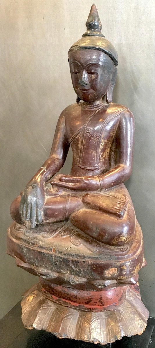 Bouddha bois laqué doré prenant la Terre à témoin. Birmanie XVIIe - XVIIIe siècle