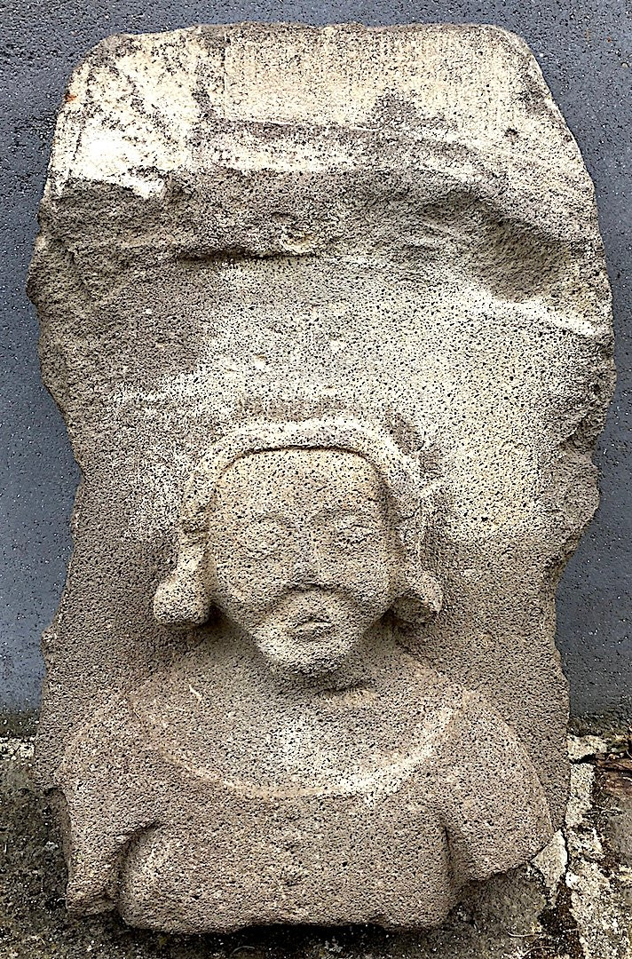 Bas-relief en pierre de Volvic, portrait d'une femme de face. France XVe siècle. -photo-2