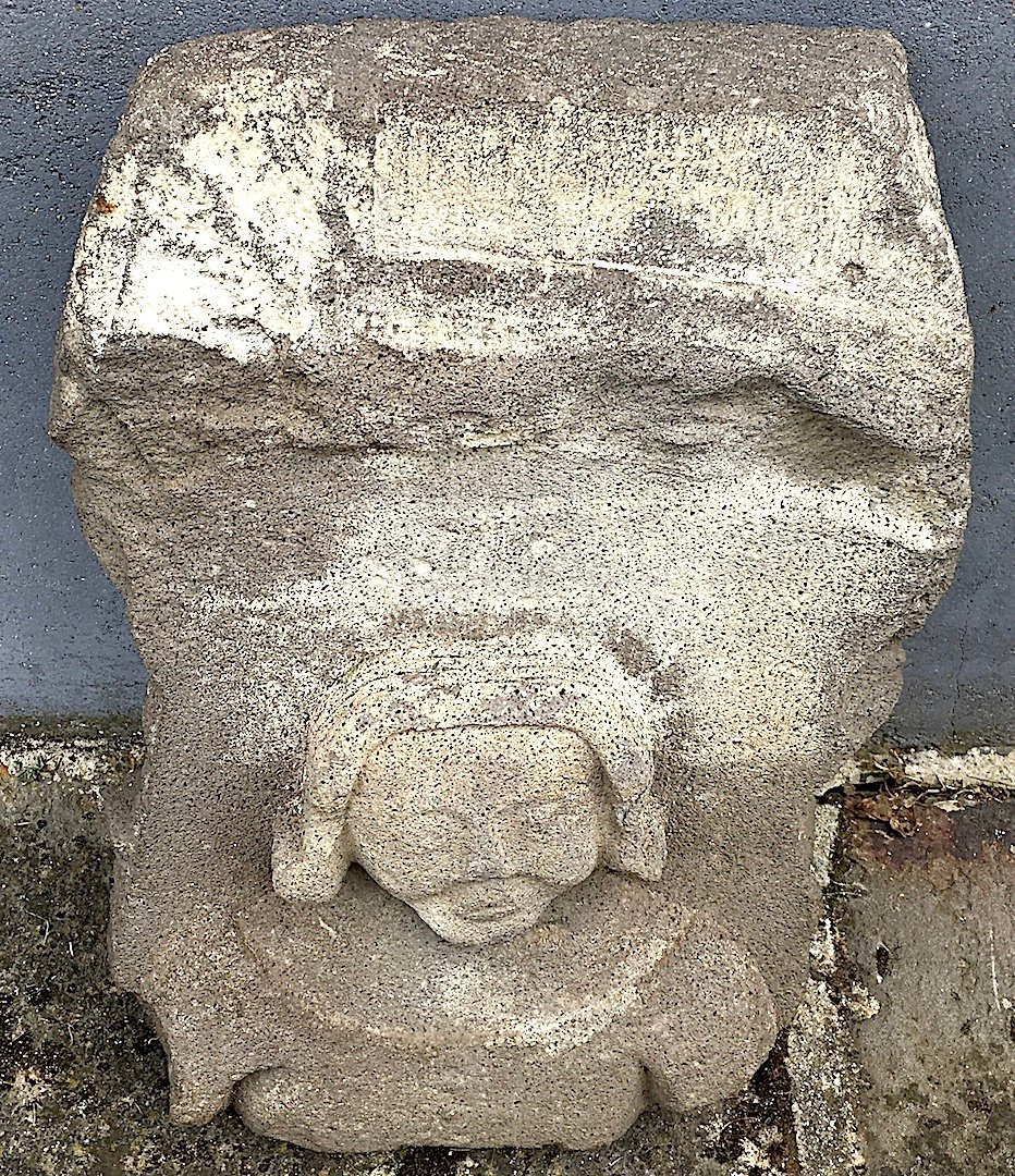Bas-relief en pierre de Volvic, portrait d'une femme de face. France XVe siècle. -photo-4