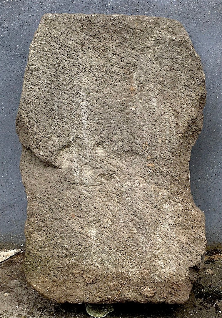 Bas-relief en pierre de Volvic, portrait d'une femme de face. France XVe siècle. -photo-1