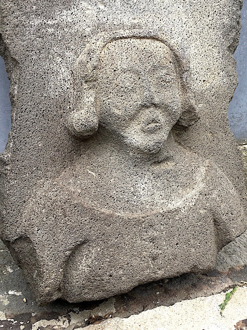 Bas-relief en pierre de Volvic, portrait d'une femme de face. France XVe siècle. -photo-2