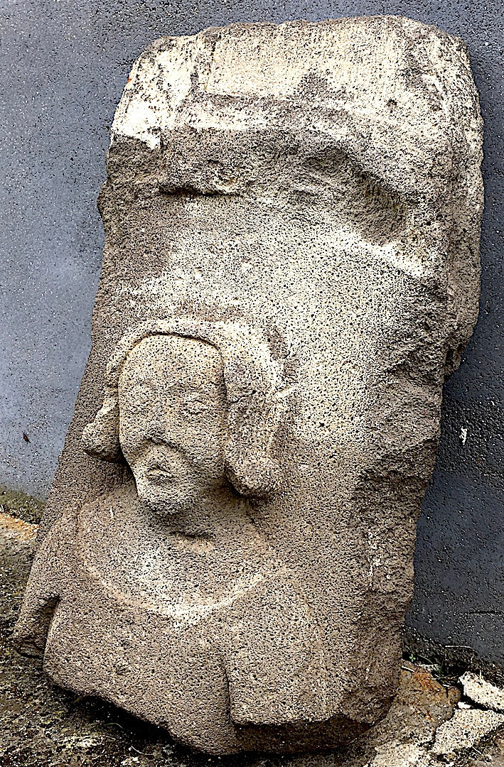 Bas-relief en pierre de Volvic, portrait d'une femme de face. France XVe siècle. 