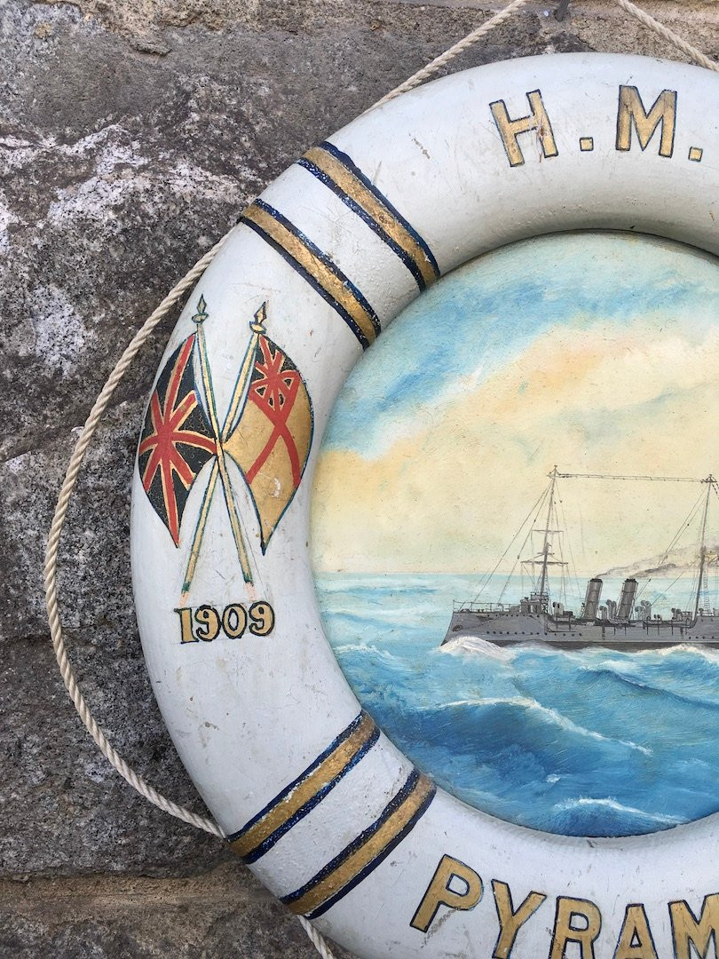 Ancienne peinture de marine, cuirassé Pyranus. Cadre en forme de bouée. Angleterre, début XXe. -photo-3