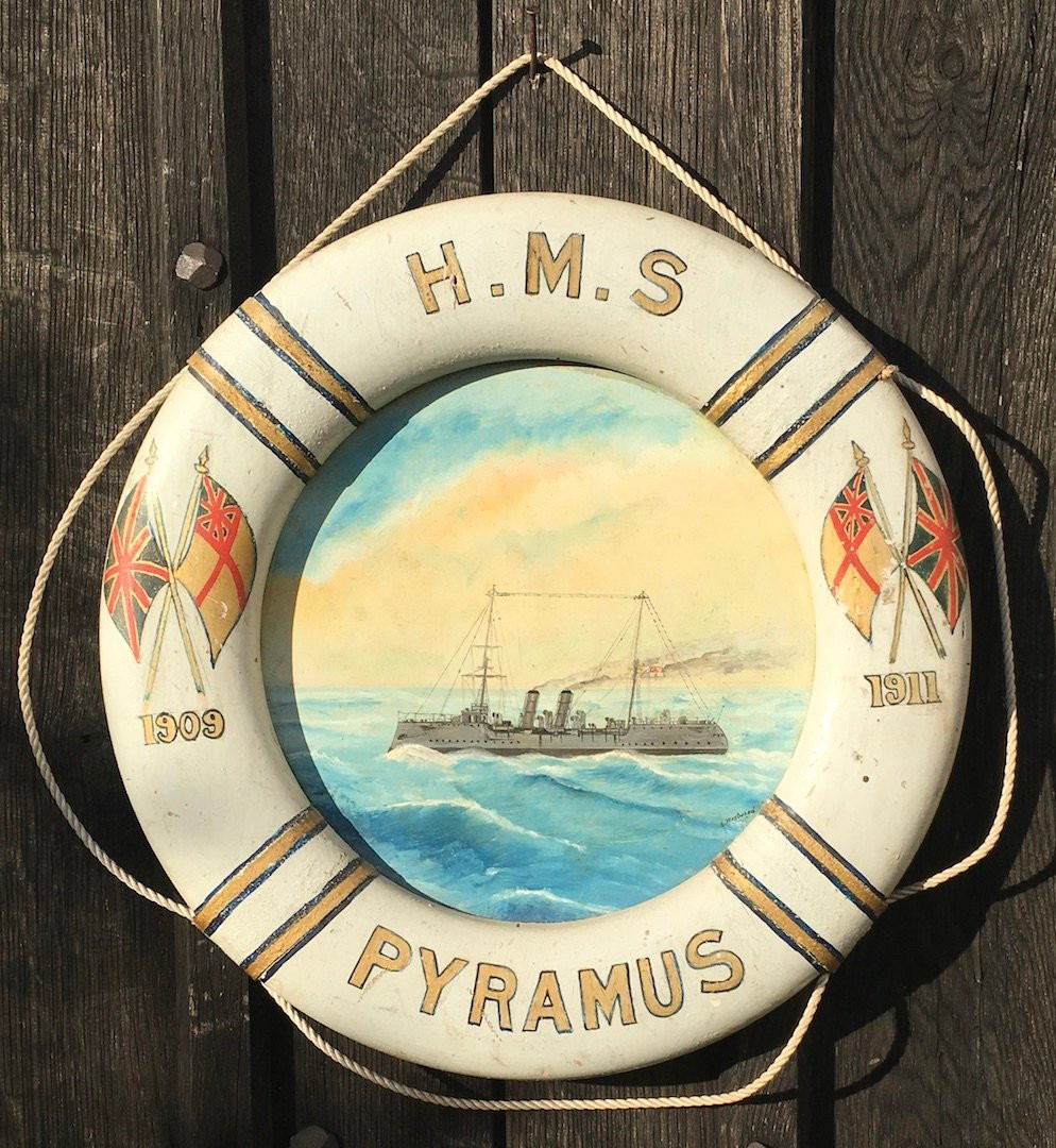 Ancienne peinture de marine, cuirassé Pyranus. Cadre en forme de bouée. Angleterre, début XXe. -photo-1