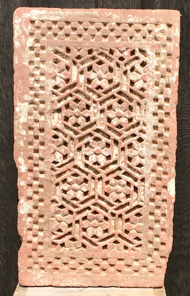 Suite de trois pierres sculptées en grès rouge. Empire Moghol, Inde, Rajasthan XVIIe - XVIIIe -photo-2