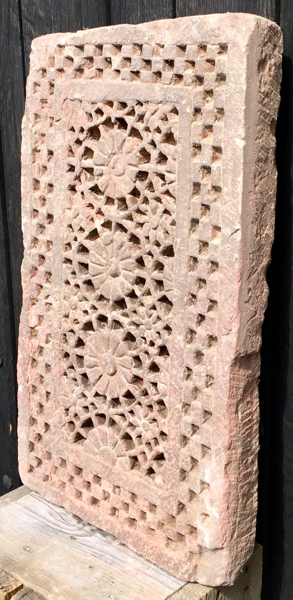 Suite de trois pierres sculptées en grès rouge. Empire Moghol, Inde, Rajasthan XVIIe - XVIIIe -photo-4