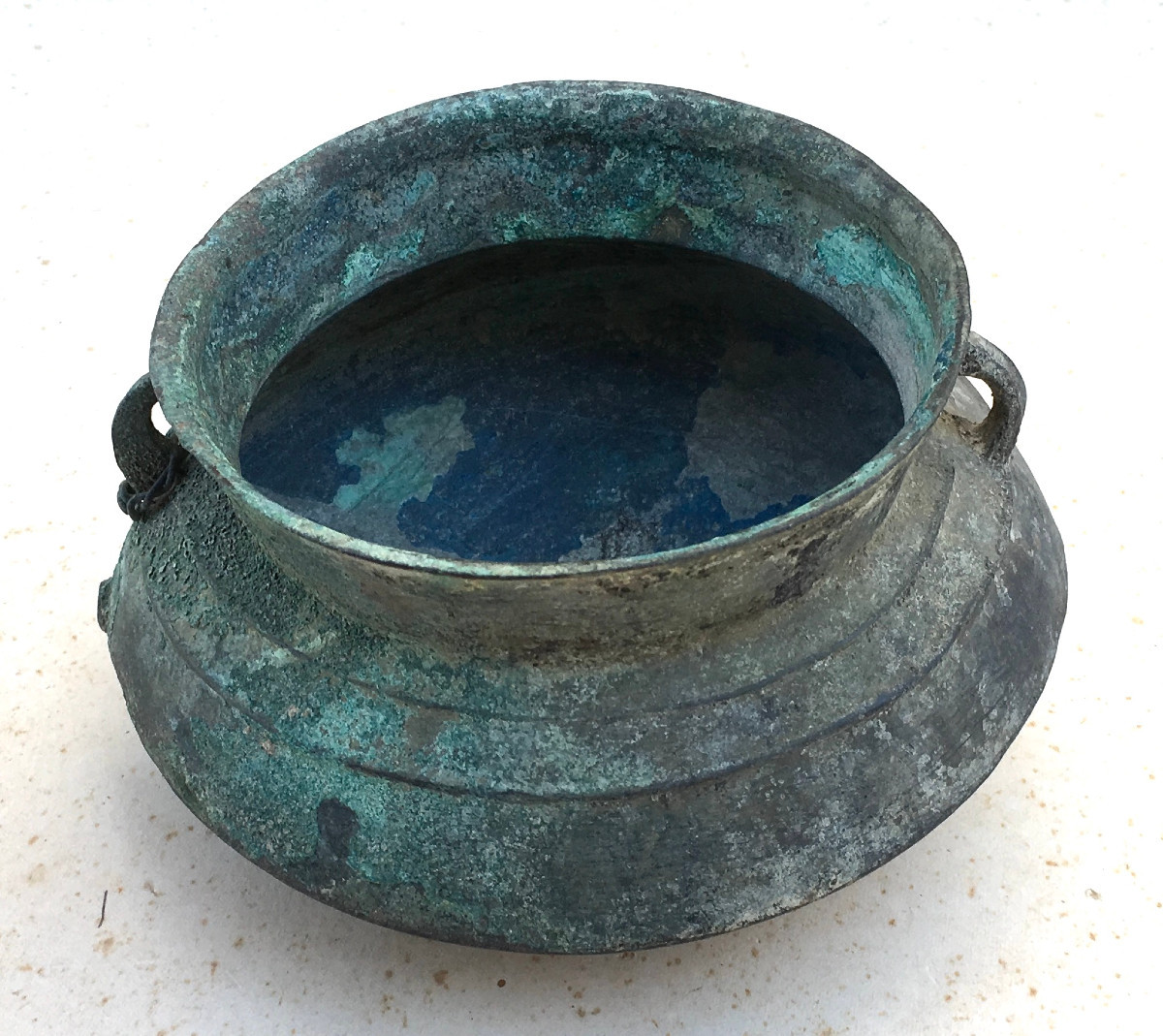 Jarre funéraire en bronze à belle patine verte de fouille. Katu, Laos. XVIIe - XIXe siècle. 