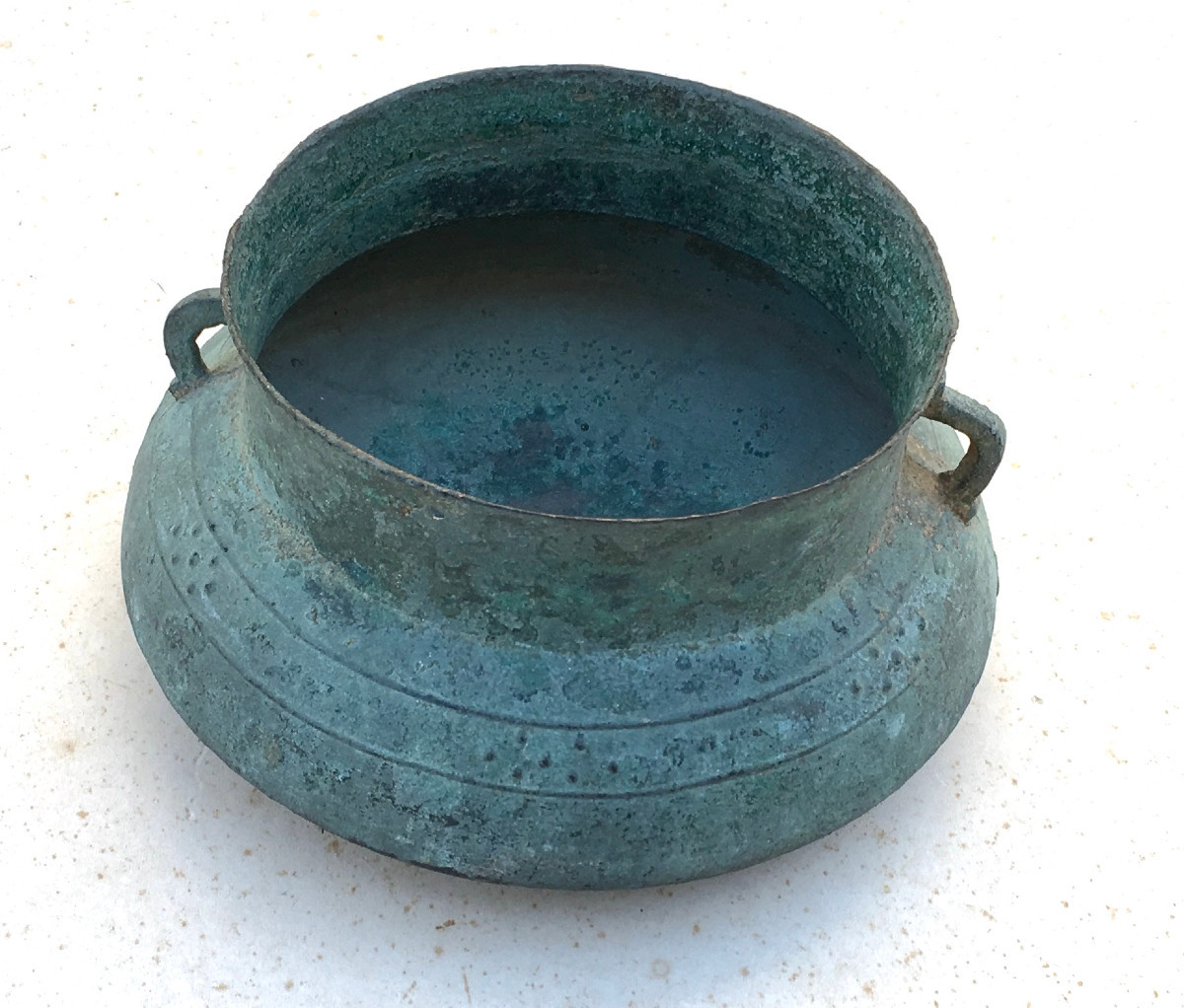 Jarre funéraire en bronze à belle patine verte de fouille. Katu, Laos. XVIIe - XIXe siècle.