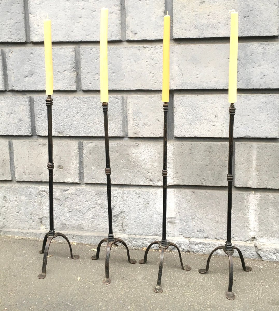 Suite de quatre piques cierges d'epoque gothique en fer forgé. France XVe siècle. -photo-2
