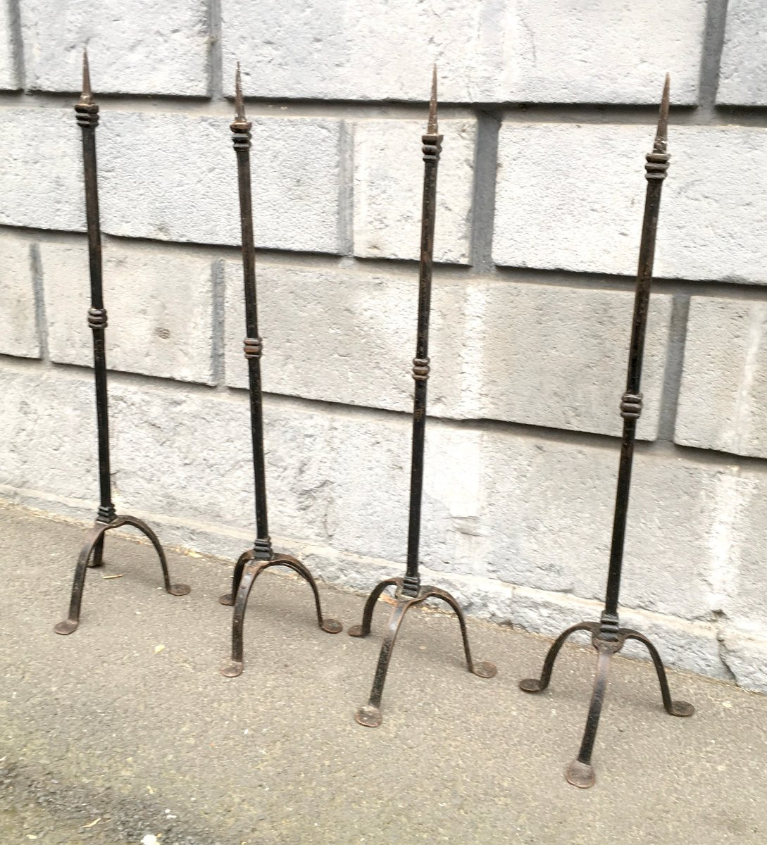 Suite de quatre piques cierges d'epoque gothique en fer forgé. France XVe siècle. -photo-4