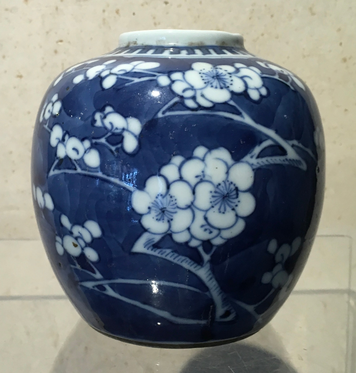 Pot à gingembre en pocelaine à fond bleu et décor de prunus. Chine Kangxi Yongzheng XVIIIe 