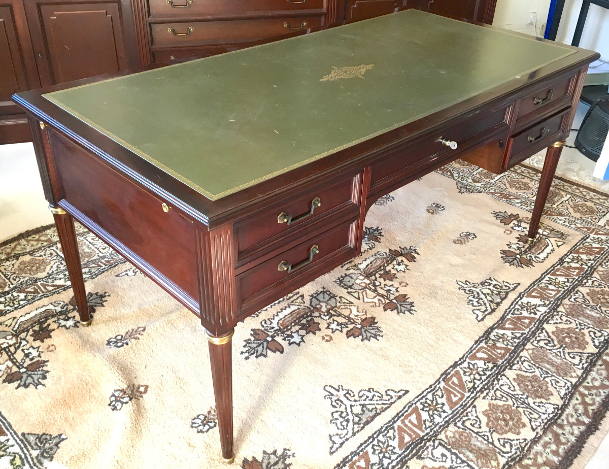 Bureau plat à tirettes et fauteuil en acajou de style Louis XVI. France milieu XXe siècle.  