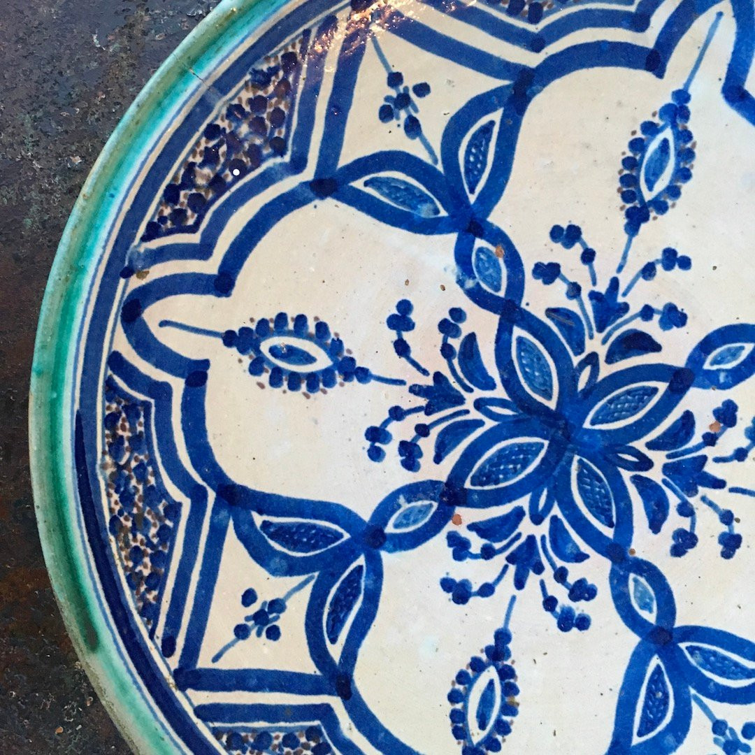 Plat à coucous en faïence polychrome bleu, vert et blanc. Meknès, Maroc fin XIXe siècle.-photo-2