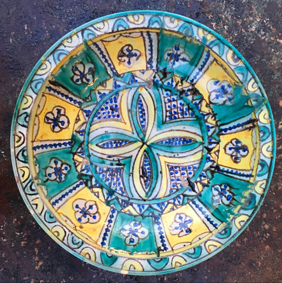 Plat à coucous en faïence polychrome vert, jaune, bleu et blanc. Fès, Maroc fin XIXe siècle.