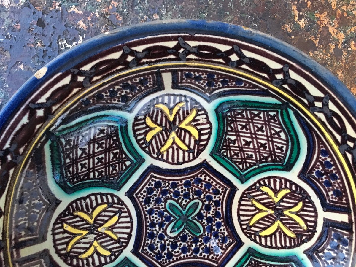 Plat à coucous en faïence polychrome bleu, vert et blanc. Safi, Maroc fin XIXe siècle.-photo-3