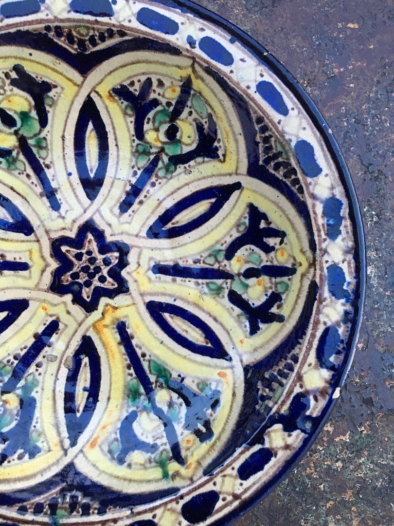 Plat à coucous en faïence polychrome bleu, vert et blanc. Safi, Maroc fin XIXe siècle.-photo-3
