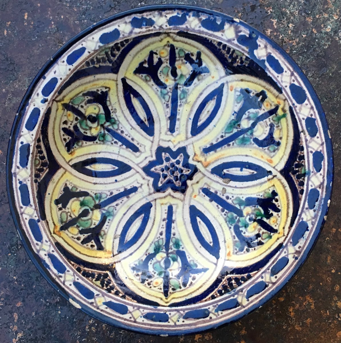 Plat à coucous en faïence polychrome bleu, vert et blanc. Safi, Maroc fin XIXe siècle.-photo-1