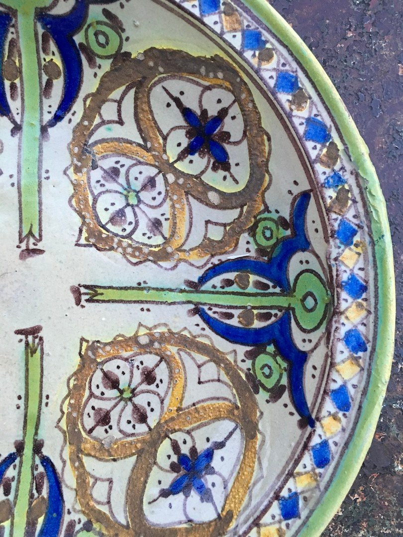 Plat à coucous en faïence polychrome bleu, vert et blanc. Safi, Maroc fin XIXe siècle.-photo-3