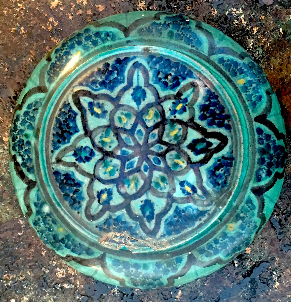 Boite en faïence polychrome vert, jaune, bleu et brun. Fès, Maroc fin XIXe siècle.