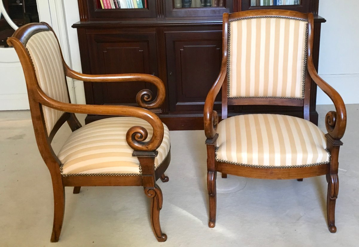 Paire de fauteuils à crosses en noyer d'époque Restauration.  France début XIXe siècle. -photo-2