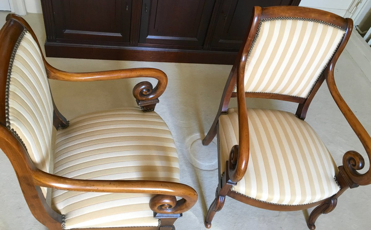 Paire de fauteuils à crosses en noyer d'époque Restauration.  France début XIXe siècle. -photo-3